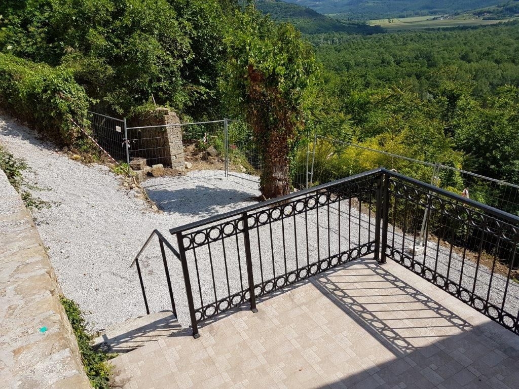 ISTRA, MOTOVUN - Kamnita pravljica v naravi! REDKOST!