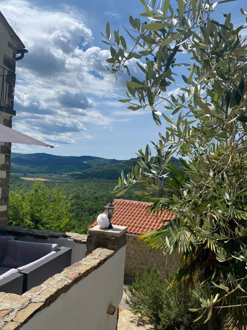 ISTRA, MOTOVUN - Kamnita pravljica v naravi! REDKOST!