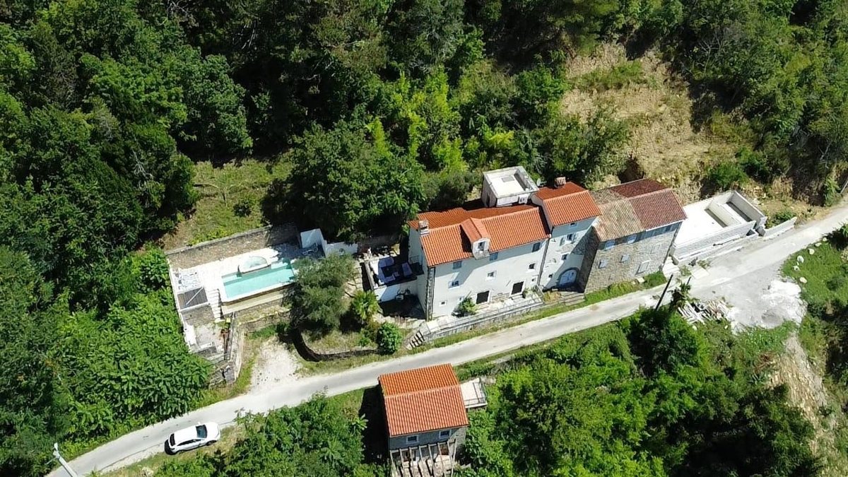 ISTRA, MOTOVUN - Kamnita pravljica v naravi! REDKOST!