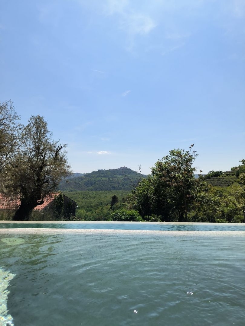 ISTRA, MOTOVUN - Kamnita pravljica v naravi! REDKOST!