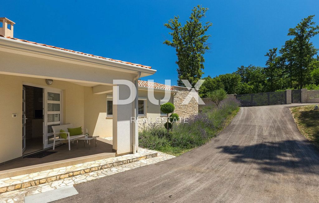 ISTRA, KRŠAN - Hiša z bazenom na prostornem zemljišču in popolno zasebnostjo