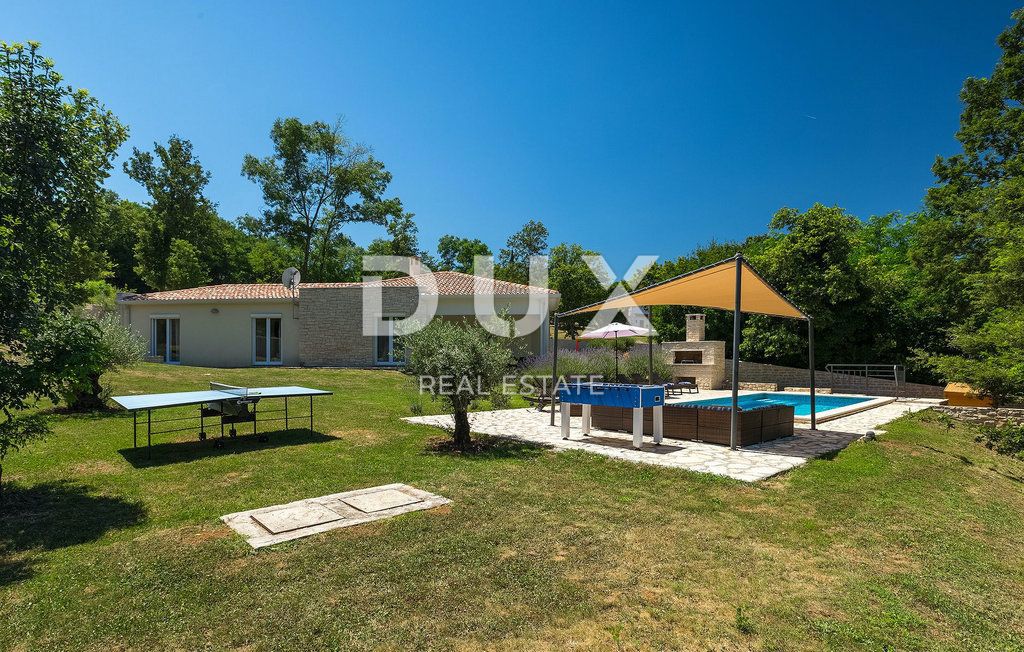 ISTRA, KRŠAN - Hiša z bazenom na prostornem zemljišču in popolno zasebnostjo