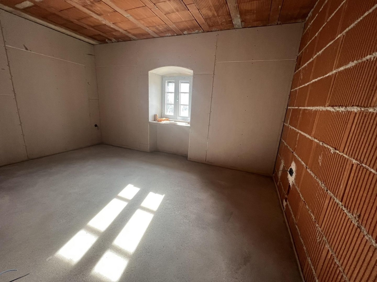 ISTRA, VIŠNJAN - Kamnita hiša z obnovo v teku