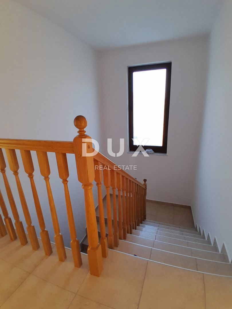 OTOK KRK, BAŠKA - Apartma s 3 spalnicami + dnevno sobo s teraso, 1. nadstropje, pogled na morje, bazen, parkirišče