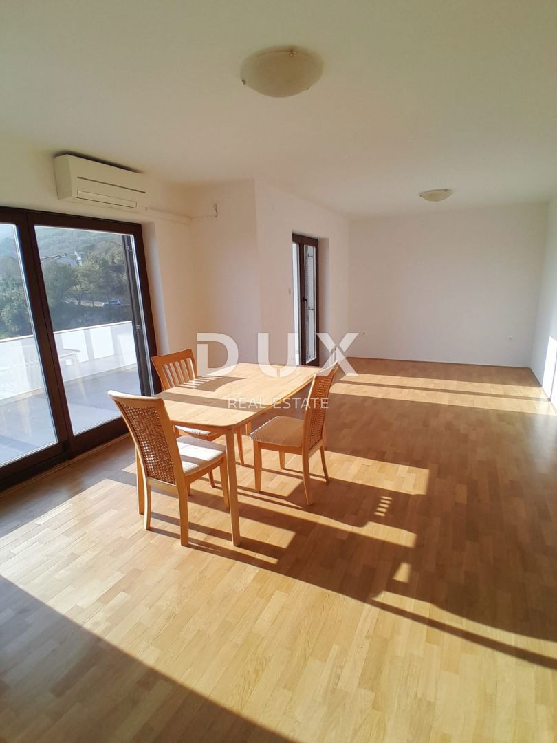 OTOK KRK, BAŠKA - Apartma s 3 spalnicami + dnevno sobo s teraso, 1. nadstropje, pogled na morje, bazen, parkirišče