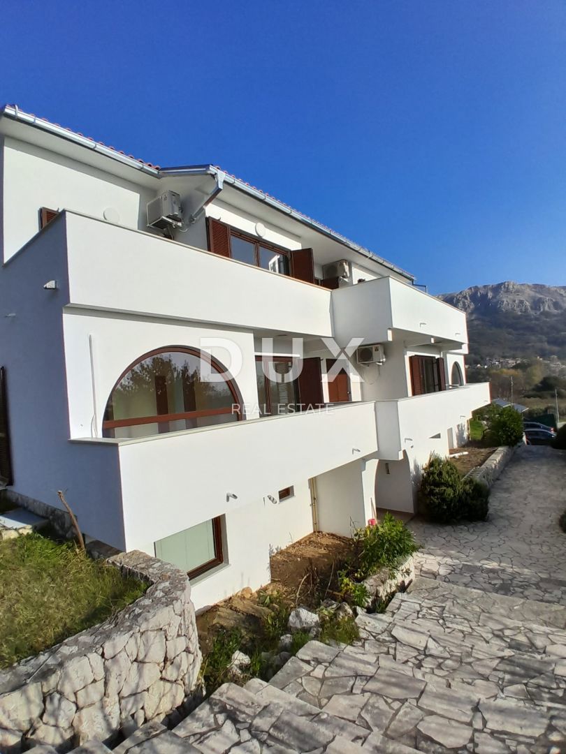 OTOK KRK, BAŠKA - Apartma s 3 spalnicami + dnevno sobo s teraso, 1. nadstropje, pogled na morje, bazen, parkirišče