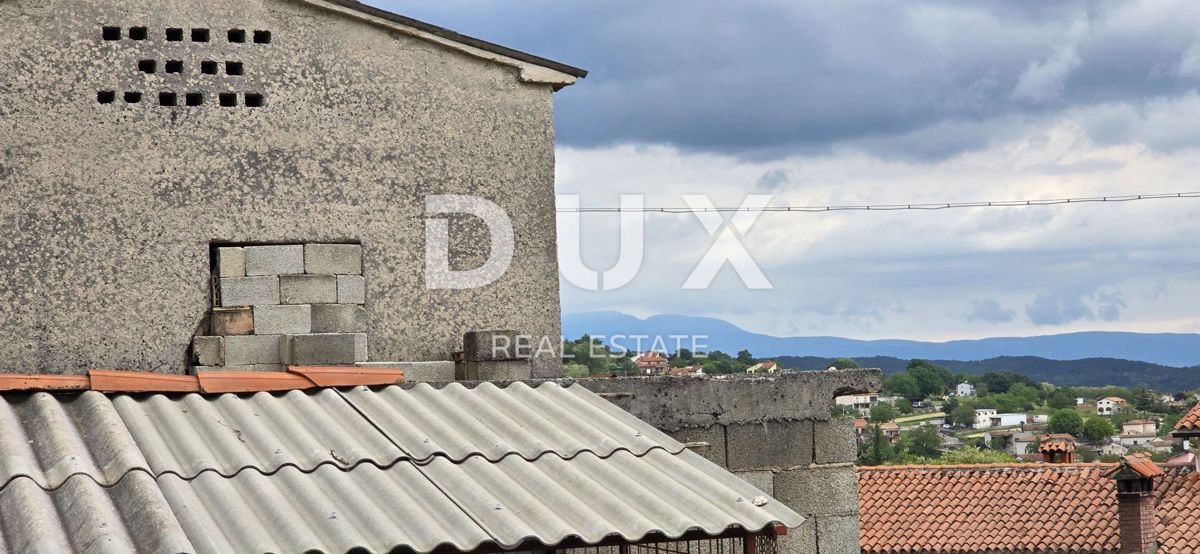ISTRA, PAZIN, OKOLICA - Samostojna stavba za prenovo s pogledom na Učko