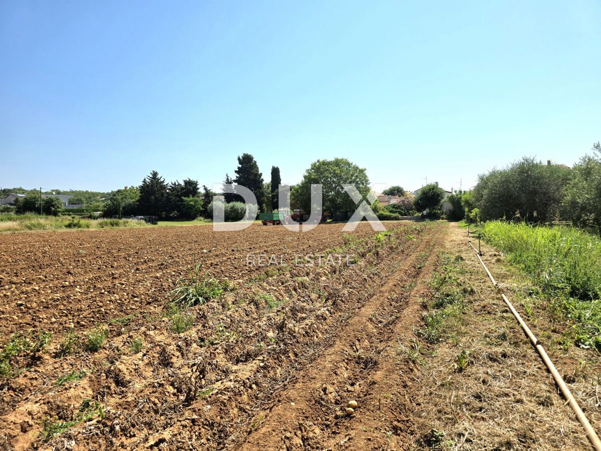 ISTRA, POMER - Gradbeno zemljišče velikosti 2052 m2 v bližini plaž in centra, idealno za vilo, počitniške hiše, družinske hiše, stanovanjske bloke