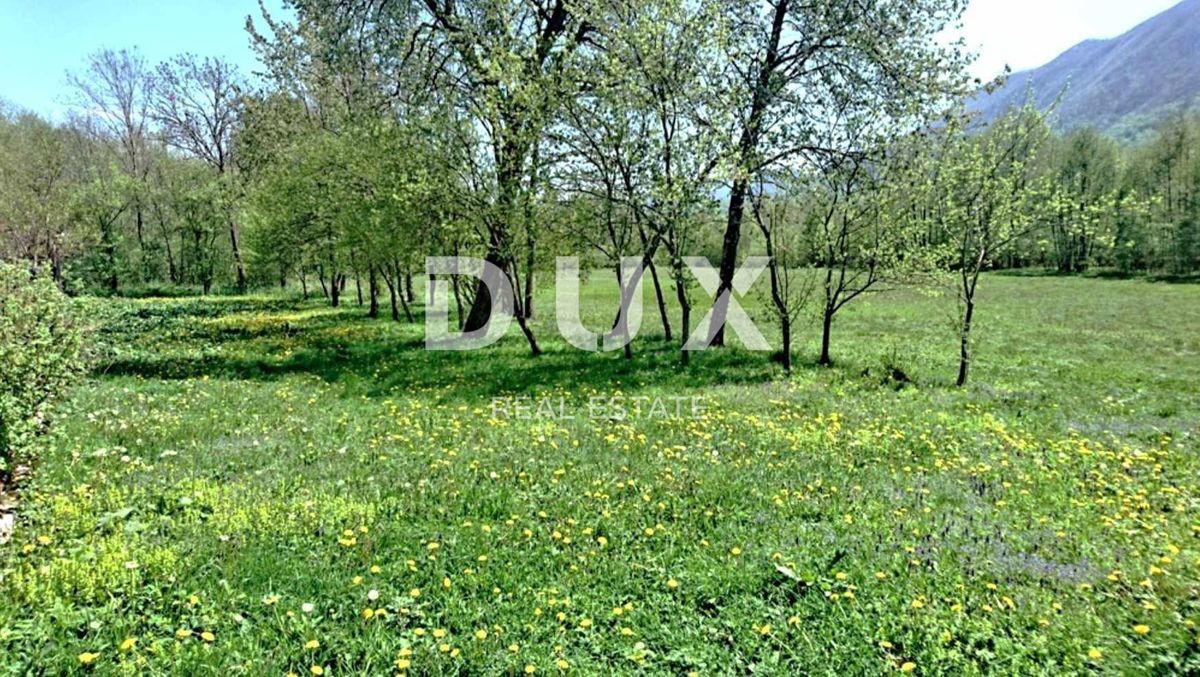 LIKA, GOSPIĆ - Zemljišče s sadovnjakom, travnikom in garažo kot priložnost za stanovanje v bližini naravnega parka Velebit in 20 minut od morja!