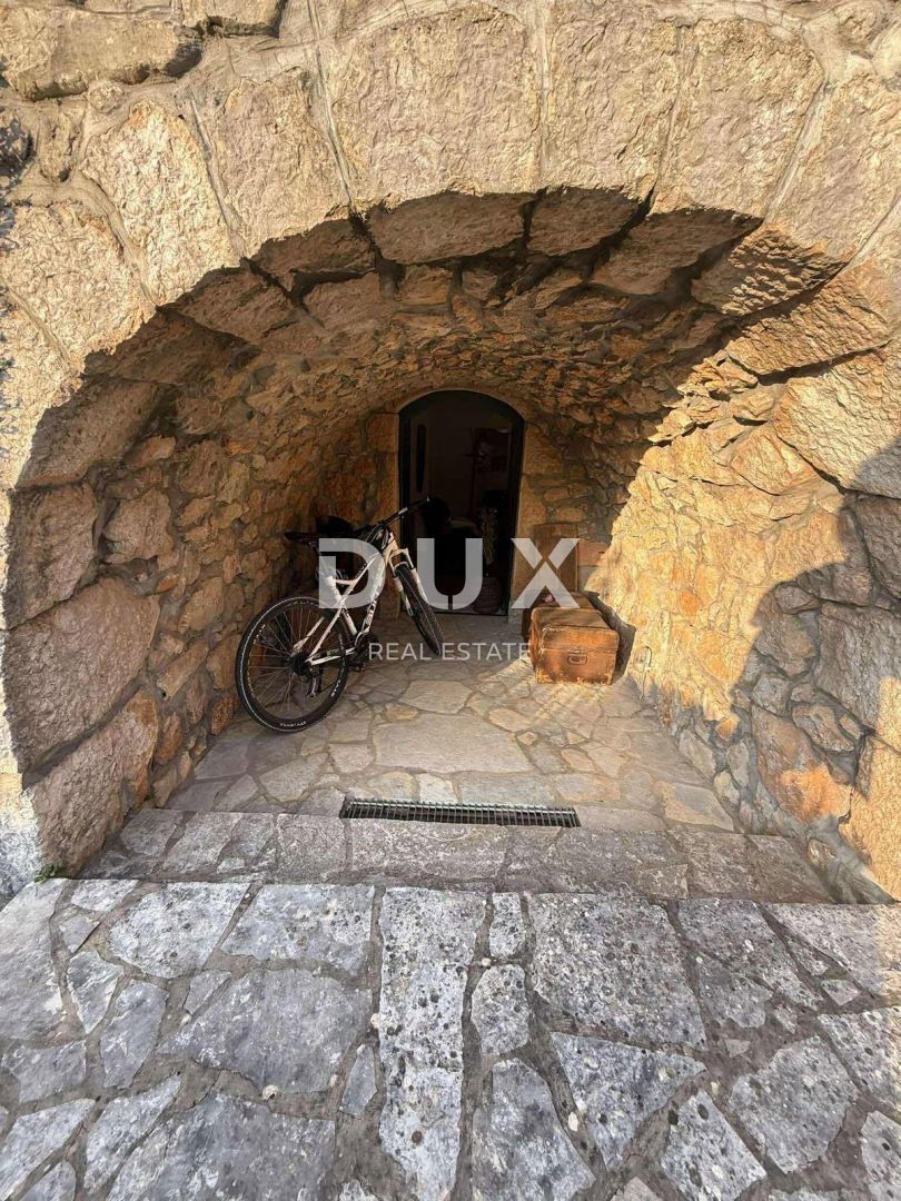 OTOK KRK, DOBRINJ – Kamnita vila z bazenom in pogledom na morje, PRILOŽNOST!!!