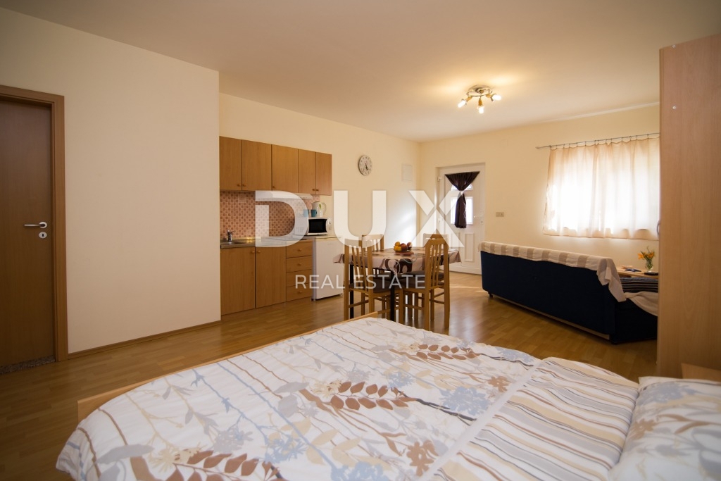 BIOGRAD NA MORU - EKSKLUZIVNA PRILOŽNOST - HIŠA S 4 APARTMAJI IN PROSTORNIM APARTMAJEM - CENTER!