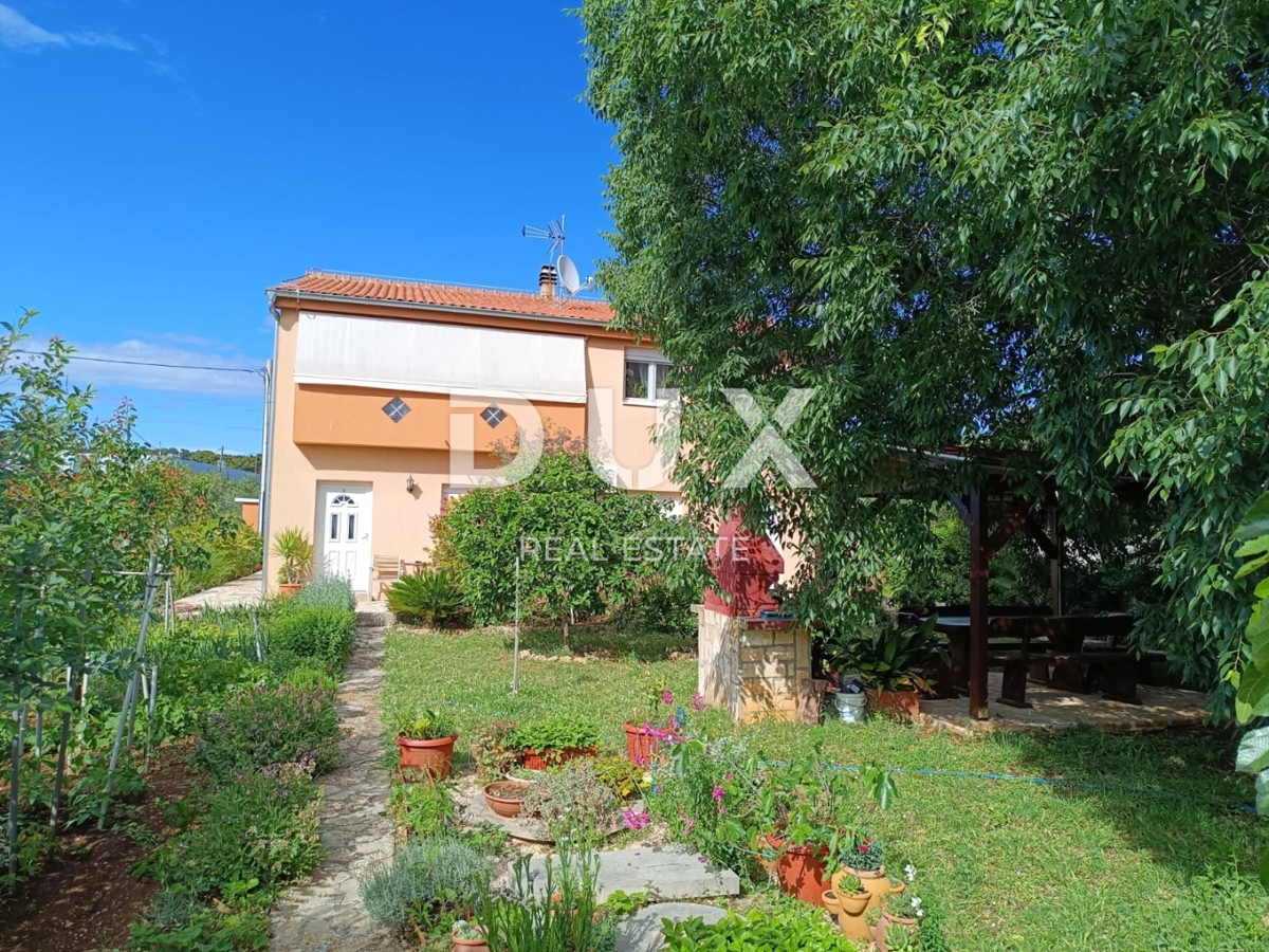 BIOGRAD NA MORU - EKSKLUZIVNA PRILOŽNOST - HIŠA S 4 APARTMAJI IN PROSTORNIM APARTMAJEM - CENTER!