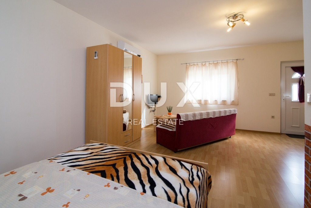 BIOGRAD NA MORU - EKSKLUZIVNA PRILOŽNOST - HIŠA S 4 APARTMAJI IN PROSTORNIM APARTMAJEM - CENTER!