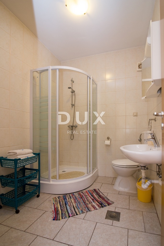 BIOGRAD NA MORU - EKSKLUZIVNA PRILOŽNOST - HIŠA S 4 APARTMAJI IN PROSTORNIM APARTMAJEM - CENTER!