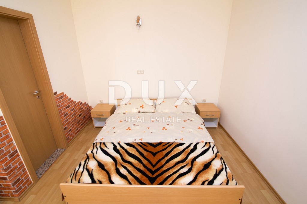 BIOGRAD NA MORU - EKSKLUZIVNA PRILOŽNOST - HIŠA S 4 APARTMAJI IN PROSTORNIM APARTMAJEM - CENTER!
