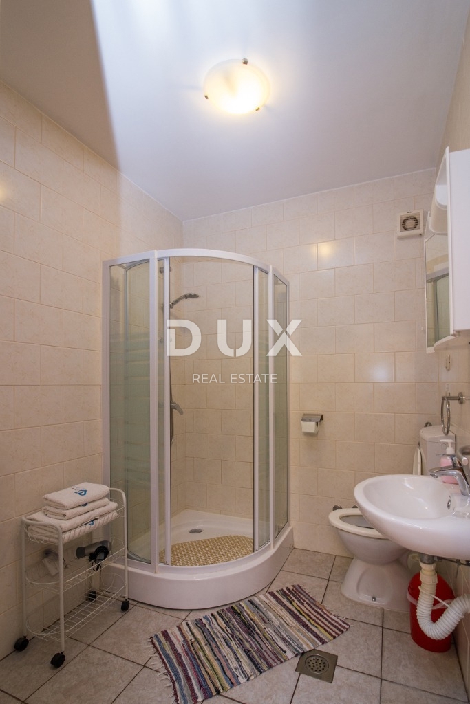 BIOGRAD NA MORU - EKSKLUZIVNA PRILOŽNOST - HIŠA S 4 APARTMAJI IN PROSTORNIM APARTMAJEM - CENTER!