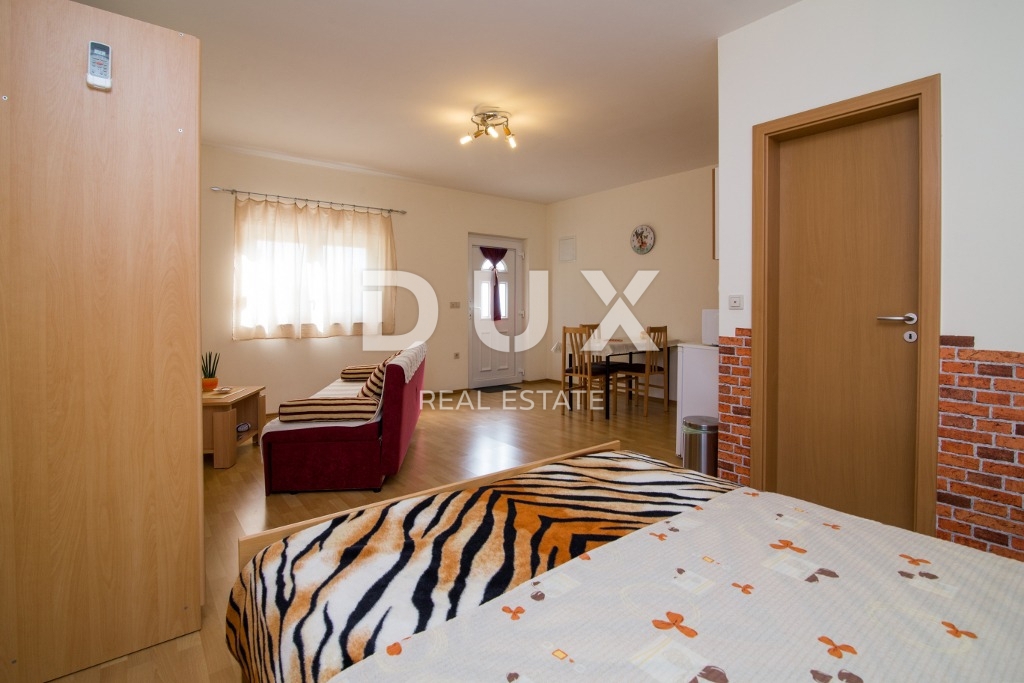 BIOGRAD NA MORU - EKSKLUZIVNA PRILOŽNOST - HIŠA S 4 APARTMAJI IN PROSTORNIM APARTMAJEM - CENTER!