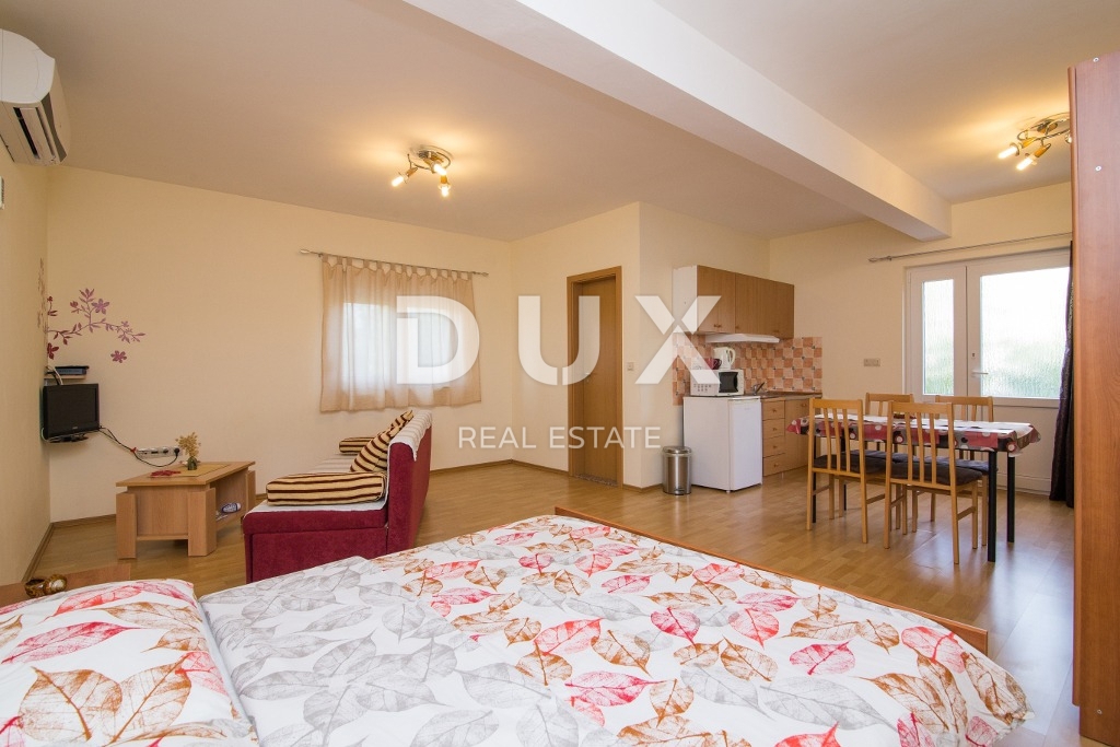 BIOGRAD NA MORU - EKSKLUZIVNA PRILOŽNOST - HIŠA S 4 APARTMAJI IN PROSTORNIM APARTMAJEM - CENTER!