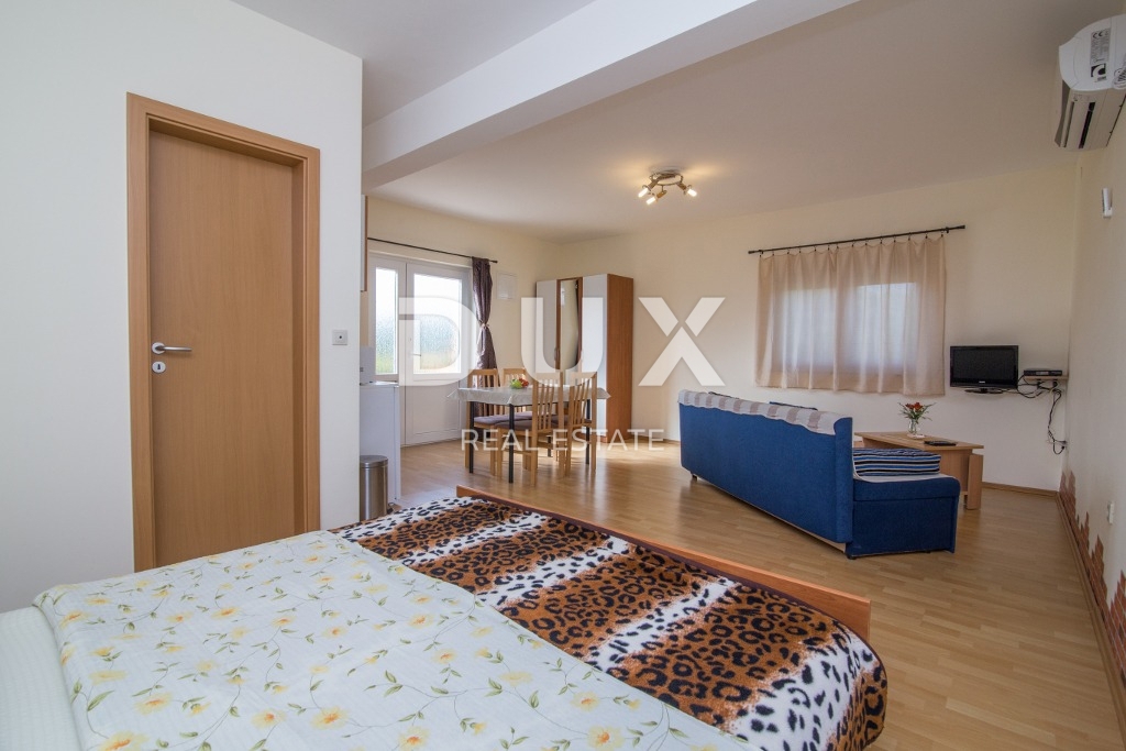 BIOGRAD NA MORU - EKSKLUZIVNA PRILOŽNOST - HIŠA S 4 APARTMAJI IN PROSTORNIM APARTMAJEM - CENTER!