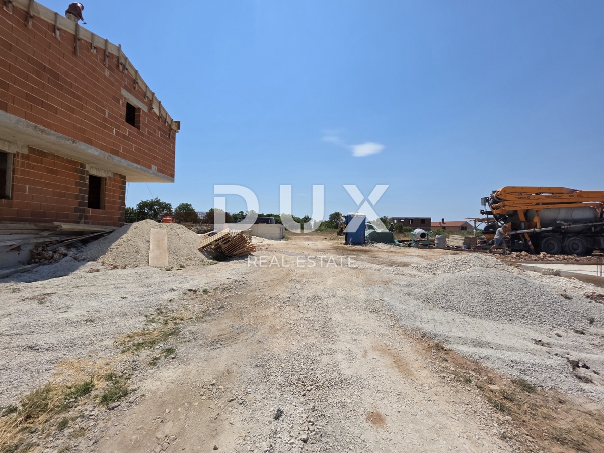 ISTRA, PULA - Moderna vila v gradnji z bazenom in dvoriščem, z zagotovljeno zasebnostjo in blizu plaž