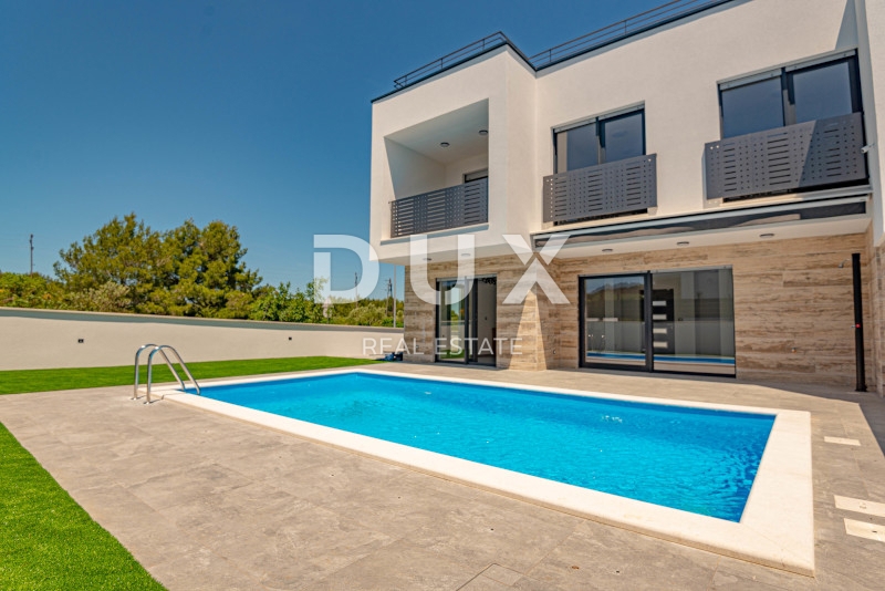 VODICE - vila z bazenom 
