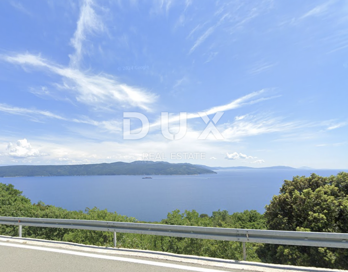 OPATIJA, BRSEČ - zazidljivo zemljišče pod glavno cesto s panoramskim pogledom na morje
