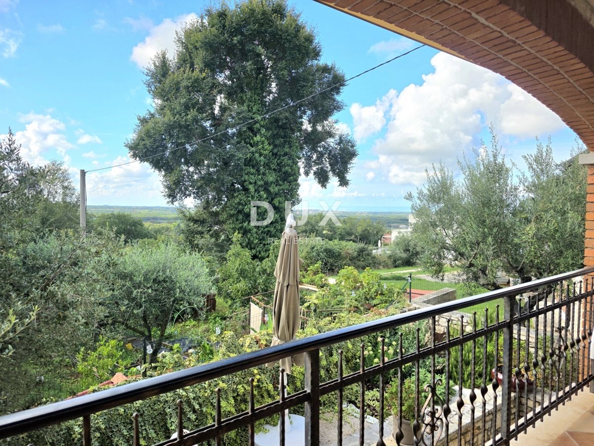 ISTRA, KAŠTELIR - Zasebna vila na mirni lokaciji s panoramskim pogledom na morje
