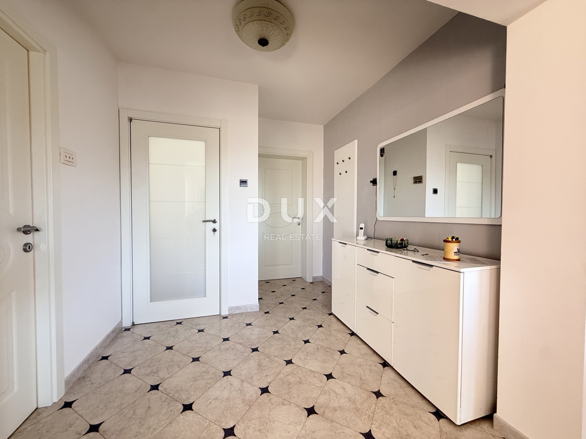 VIŠKOVO - Hiša s 3 stanovanji, dvema garažama, kletjo, vrtom in parkiriščem