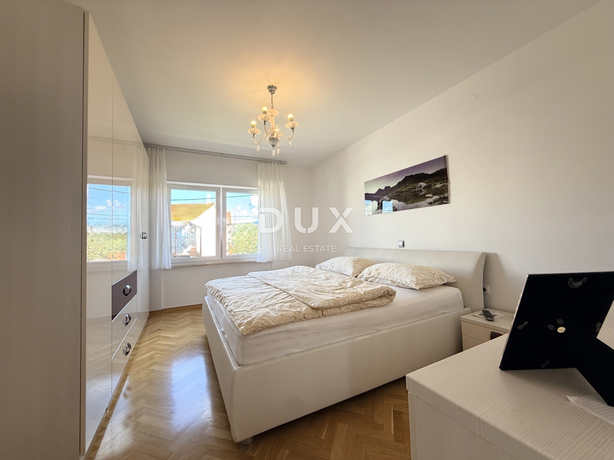 VIŠKOVO - Hiša s 3 stanovanji, dvema garažama, kletjo, vrtom in parkiriščem