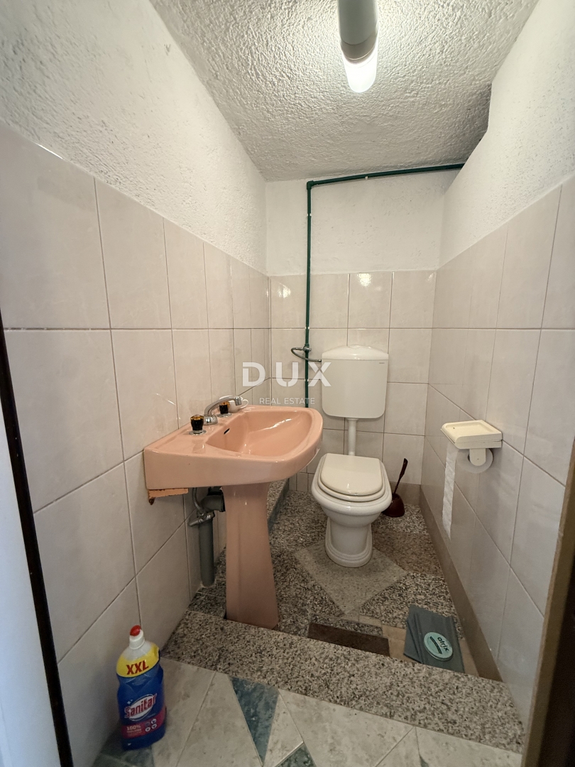 VIŠKOVO - Hiša s 3 stanovanji, dvema garažama, kletjo, vrtom in parkiriščem