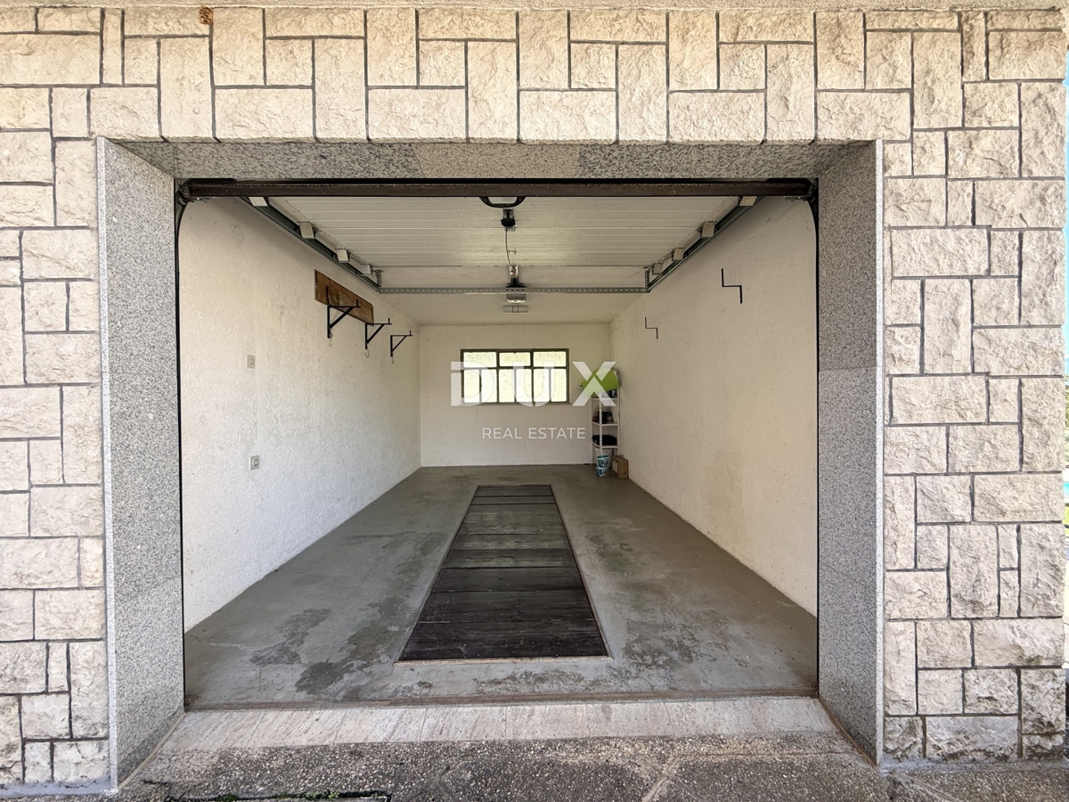 VIŠKOVO - Hiša s 3 stanovanji, dvema garažama, kletjo, vrtom in parkiriščem