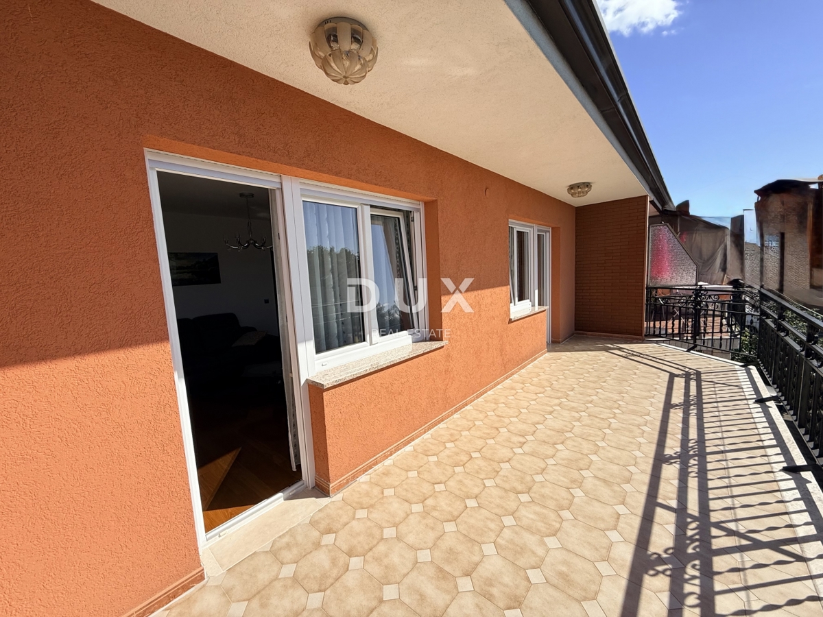 VIŠKOVO - Hiša s 3 stanovanji, dvema garažama, kletjo, vrtom in parkiriščem