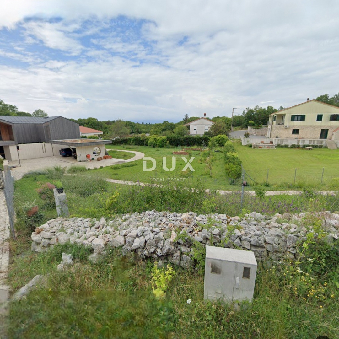 RIJEKA, GROBNIK - zazidljivo zemljišče 801m2 za družinsko hišo/stanovanja/za najem ali počitniške hiše z bazenom