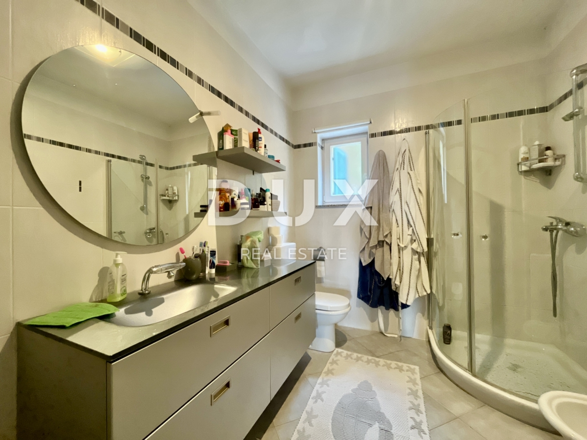 OPATIJA, IČIĆI - Intimna oaza s prostorno teraso 300 metrov od plaže s pogledom na morje