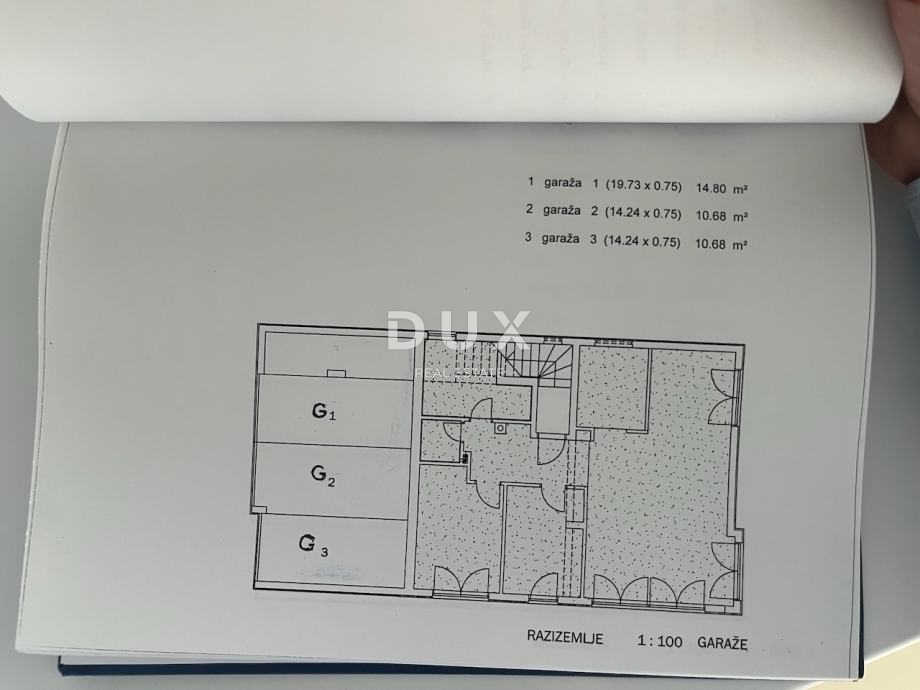 ZAGREB, MIKULIĆI - Prostorno štirisobno stanovanje z garažo in dvema parkirnima mestoma v prvem nadstropju
