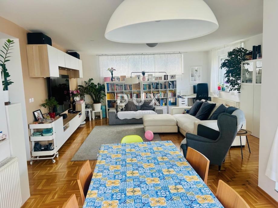 ZAGREB, MIKULIĆI - Prostorno štirisobno stanovanje z garažo in dvema parkirnima mestoma v prvem nadstropju