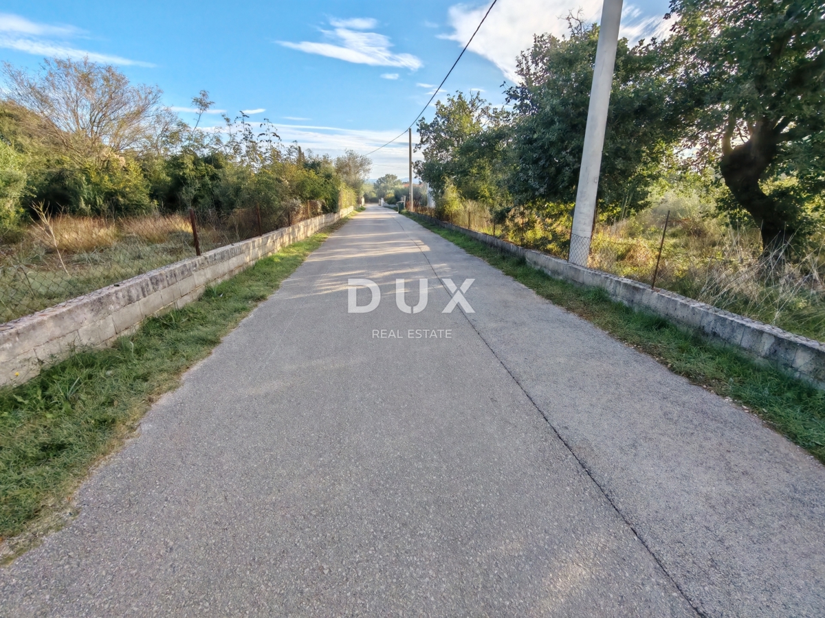 ZADAR, GLAVICA - Gradbeno zemljišče 7 minut od prve plaže!