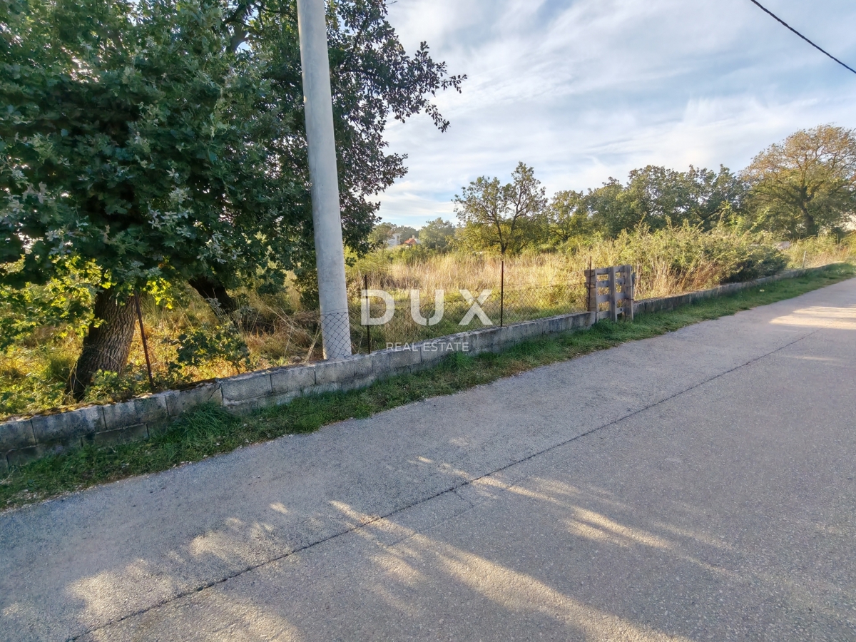 ZADAR, GLAVICA - Gradbeno zemljišče 7 minut od prve plaže!