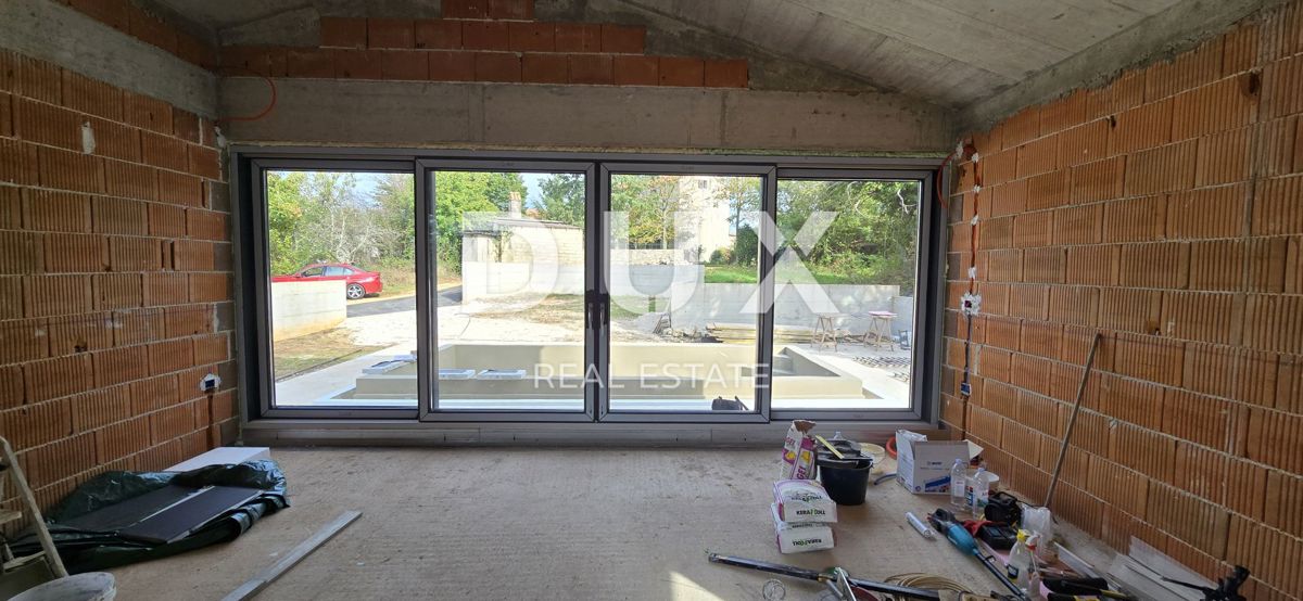 ISTRA, BARBAN - Moderna polpritlična hiša z bazenom