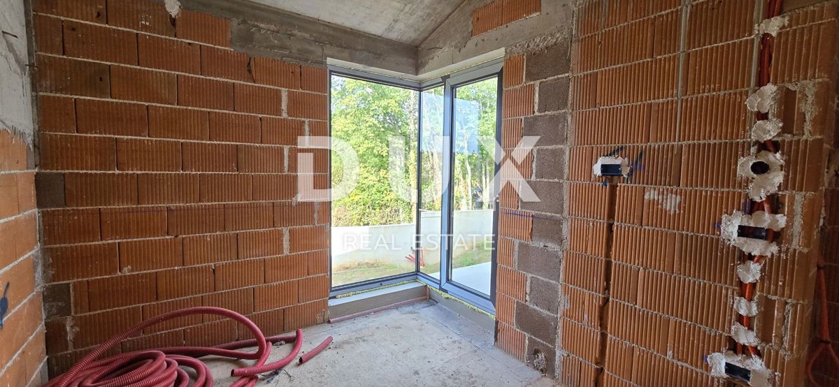 ISTRA, BARBAN - Moderna polpritlična hiša z bazenom