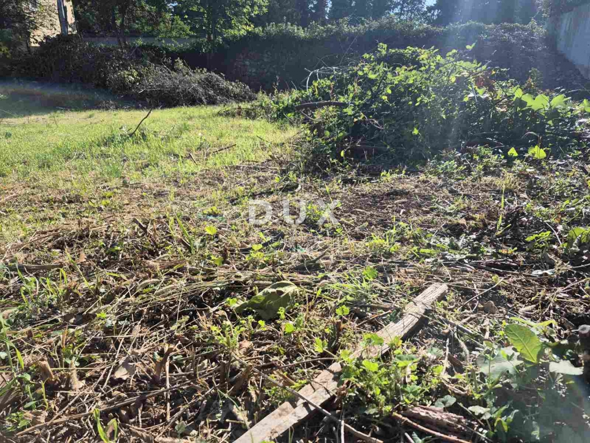 RIJEKA, TRSAT- zazidljivo zemljišče 880 m2 v središču Trsata