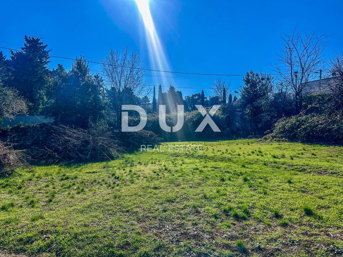 RIJEKA, TRSAT- zazidljivo zemljišče 880 m2 v središču Trsata