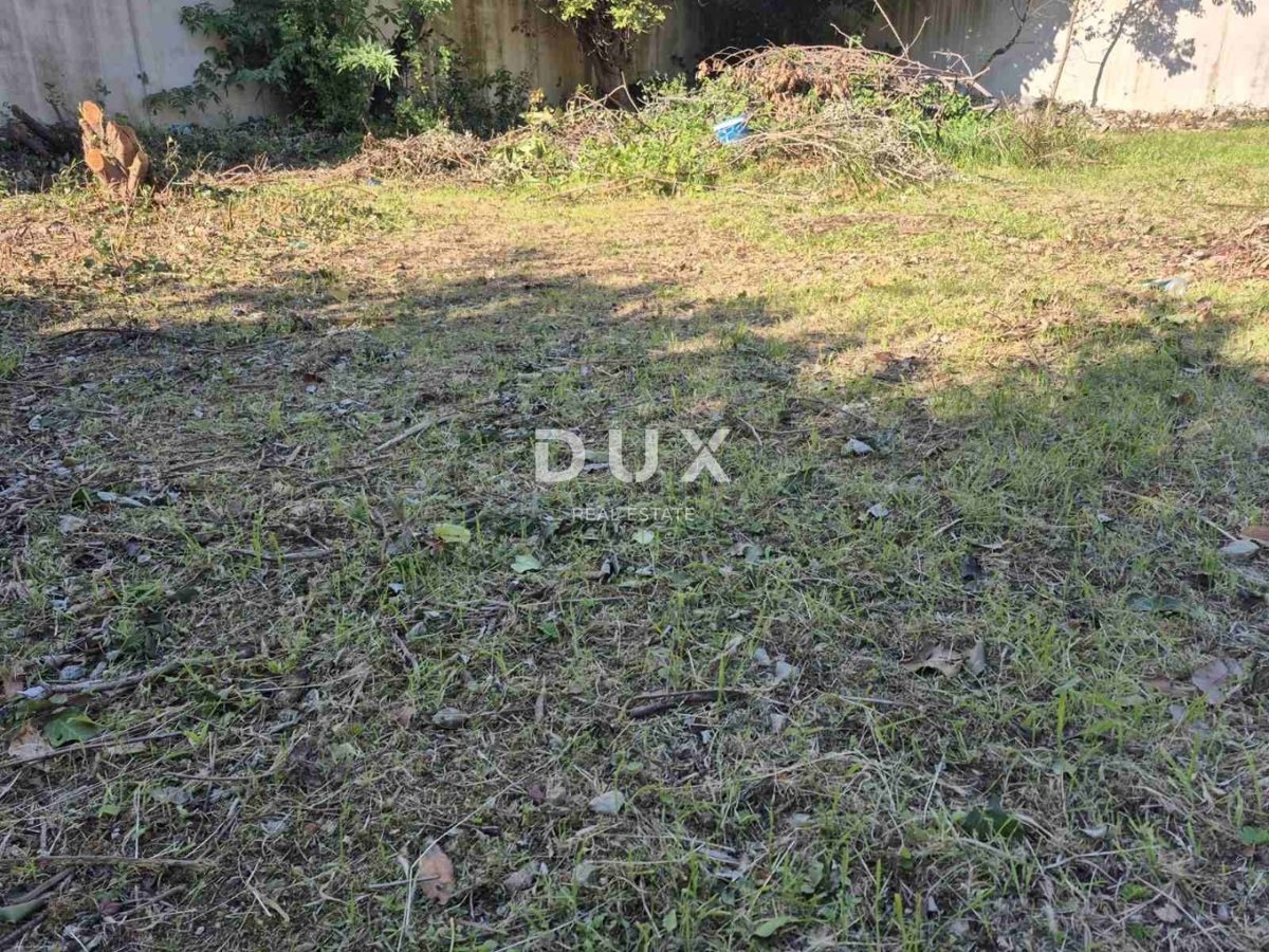 RIJEKA, TRSAT- zazidljivo zemljišče 880 m2 v središču Trsata