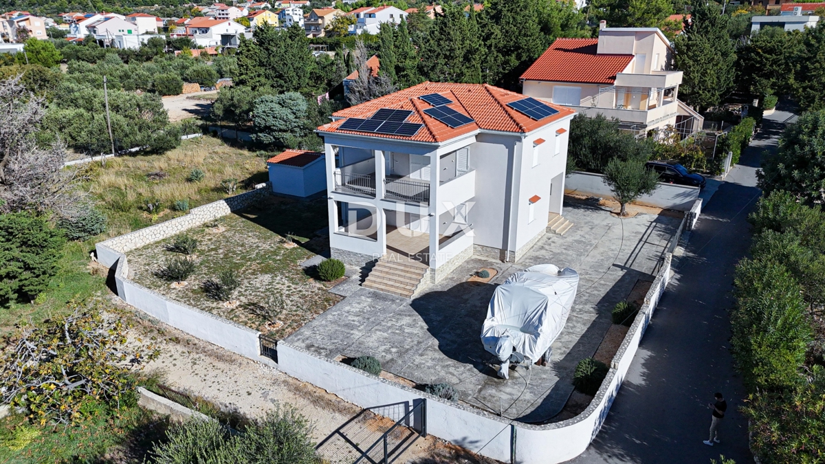 OTOK RAB, BARBAT - Hiša na odlični lokaciji 100 m od morja