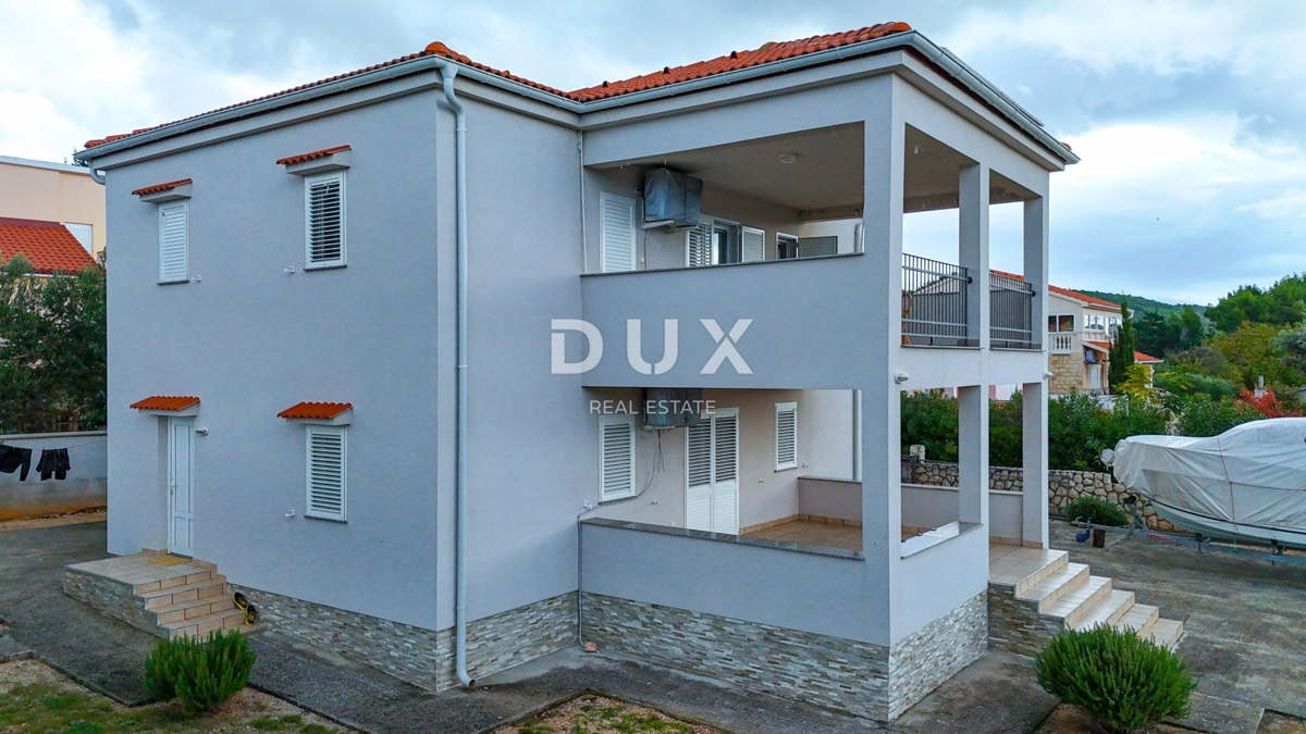 OTOK RAB, BARBAT - Hiša na odlični lokaciji 100 m od morja