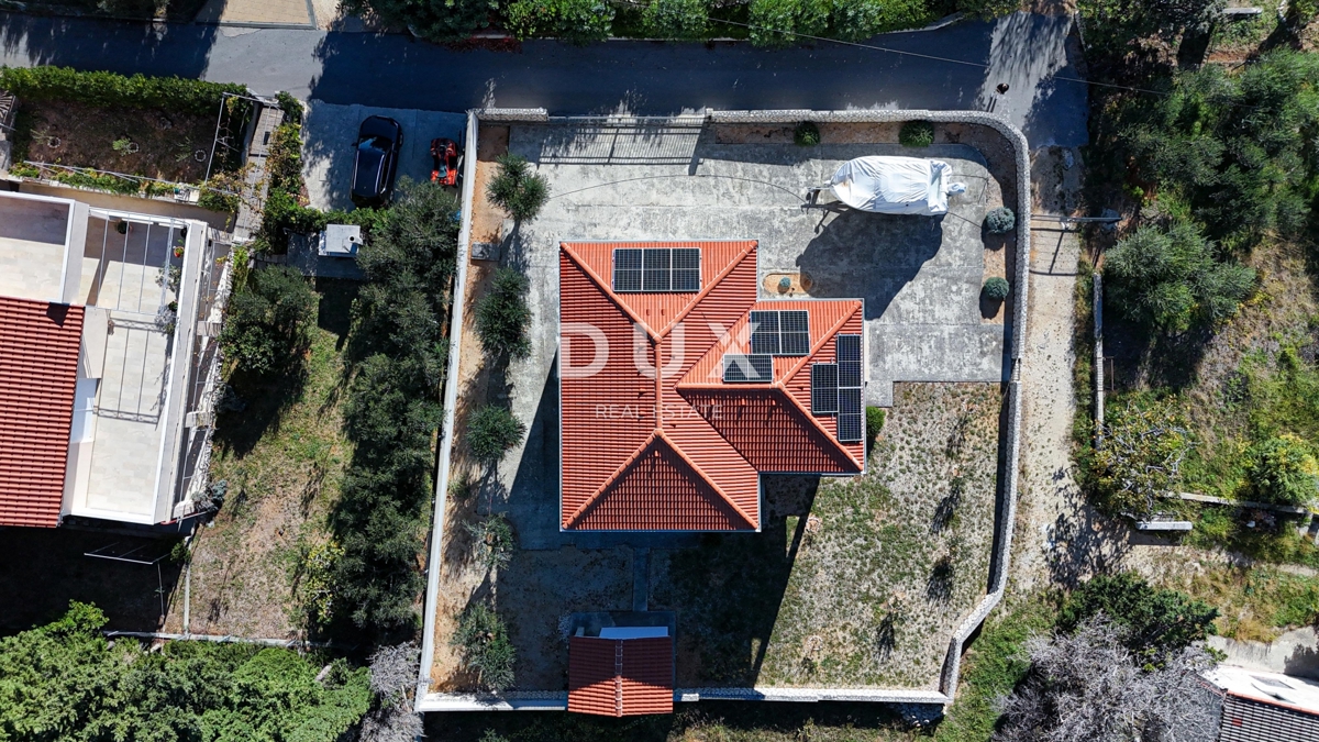 OTOK RAB, BARBAT - Hiša na odlični lokaciji 100 m od morja