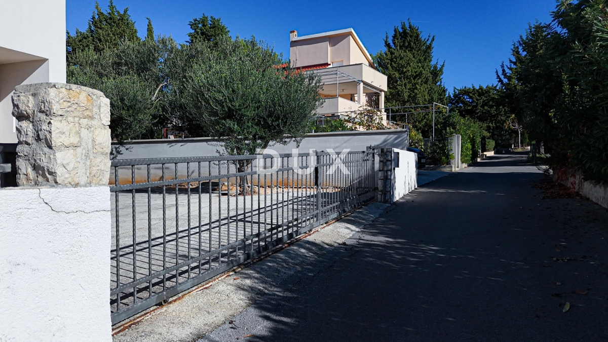 OTOK RAB, BARBAT - Hiša na odlični lokaciji 100 m od morja