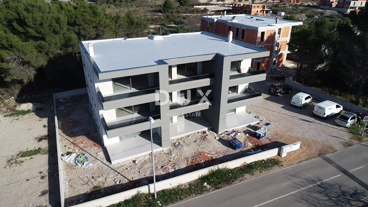 ŠIBENIK, SRIMA - Moderno stanovanje v novogradnji, 300m od peščene plaže