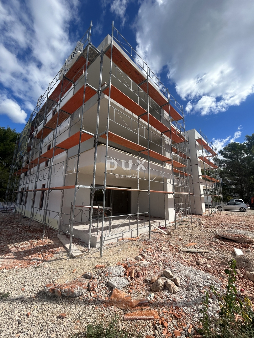 ŠIBENIK, SRIMA - Moderno trisobno stanovanje v novogradnji, 300 m od peščene plaže