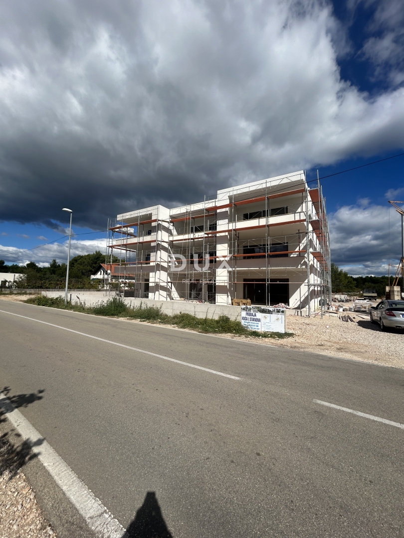 ŠIBENIK, SRIMA - Moderno trisobno stanovanje v novogradnji, 300 m od peščene plaže